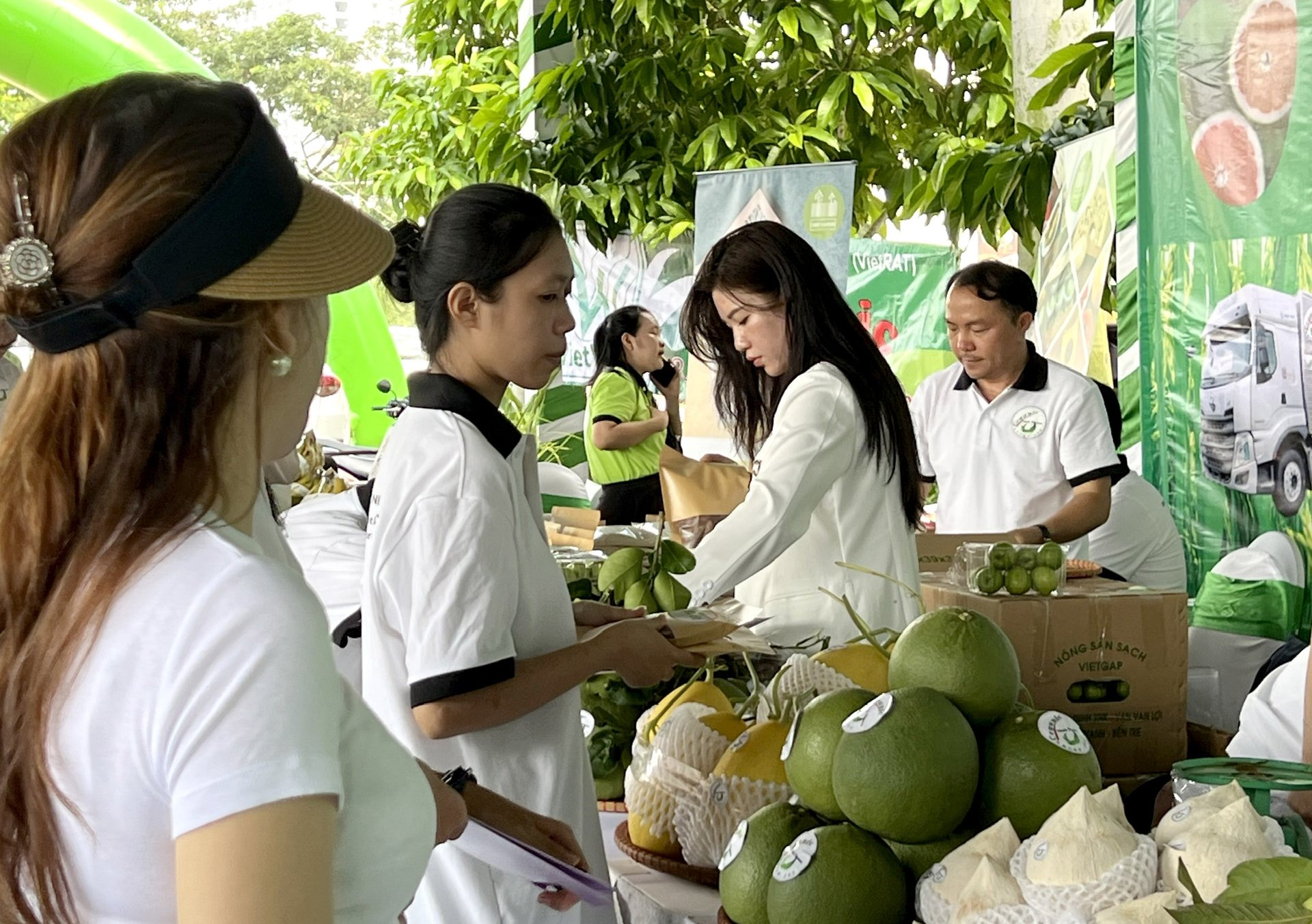 Khách hàng tìm hiểu các mặt hàng trái cây ở gian hàng của Organic Ninh Thuận. Ảnh: Sơn Trang.