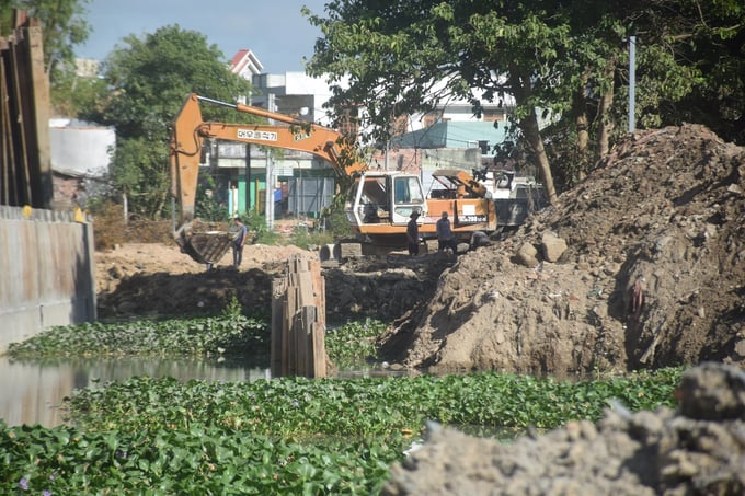 Hệ thống tiêu thoát lũ sông Dinh đang được thi công tại phường Nhơn Bình (TP.Quy Nhơn, Bình Định). Ảnh: V.Đ.T.