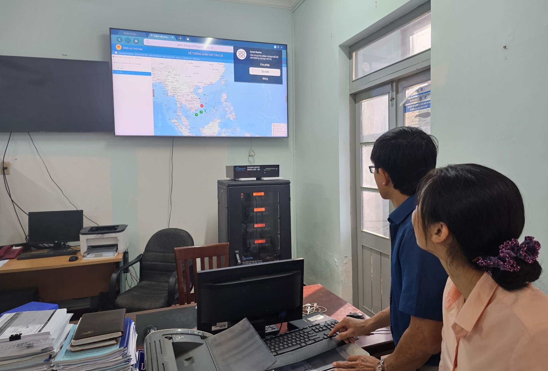 The functional forces in Phu Yen closely monitor the fishing fleet at sea through the fishing vessel monitoring system located at the Fisheries Sub-Department. Photo: KS.