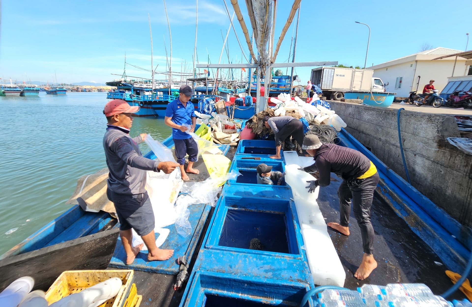 Phu Yen fishermen prepare materials to reach out to exploit aquatic products. Photo: KS.