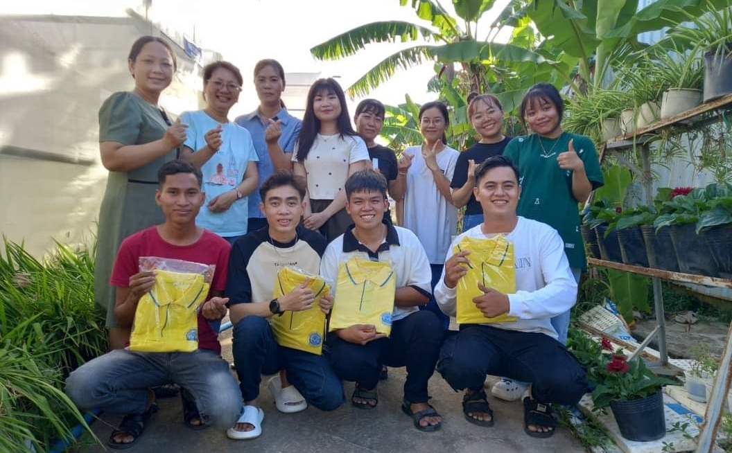 The students took souvenir photos at the Faculty of Agriculture before leaving for Israel to practice. Photo: Thanh Hong.