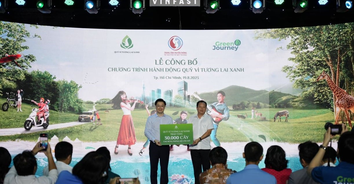 Quỹ Vì tương lai xanh trao biểu trưng tặng 30.000 cây để trồng rừng tại Cần Giờ.