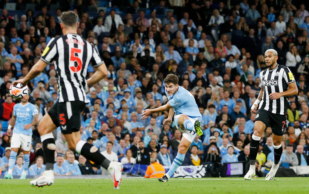 Julian Alvarez mở tỷ số trận Man City vs Newcastle United. Ảnh: Telegraph.