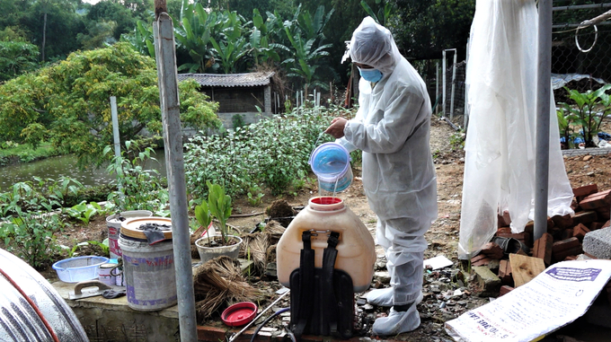 Due to the lack of enterprises participating in the vaccine and disinfectant bidding process in 2022, Bac Kan Province is currently facing a shortage of disinfectants for spraying and sanitization, causing difficulties in disease prevention and control. Photo: Ngoc Tu.