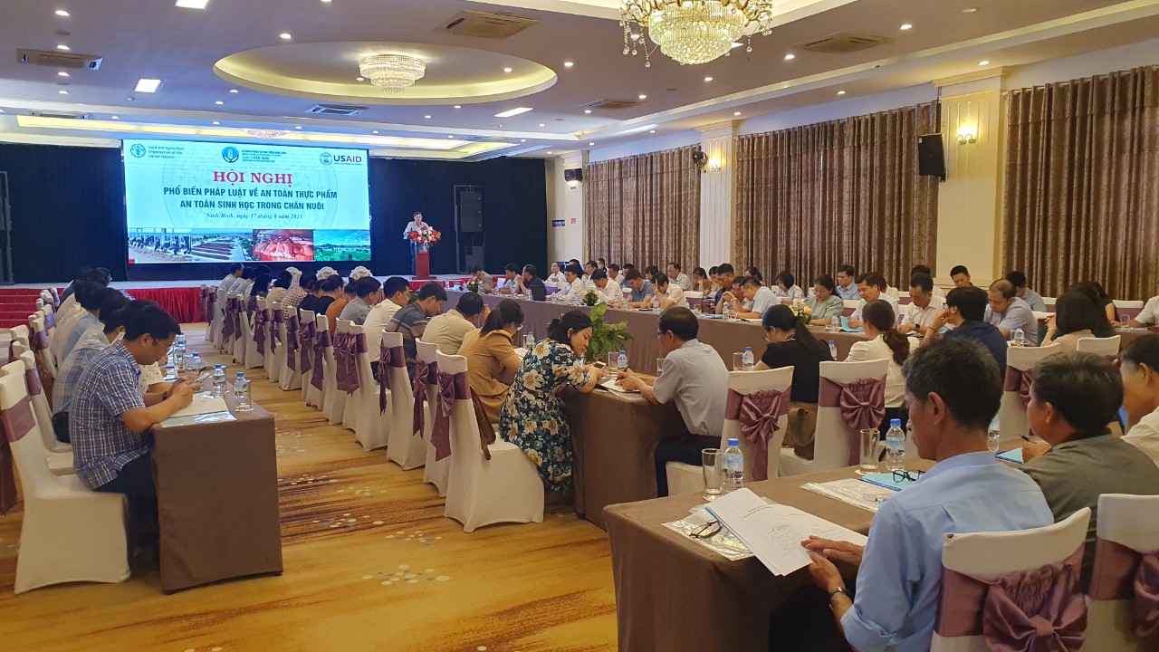 The Department of Livestock Production organizes a conference to disseminate the implementation of the monitoring program for prohibited substances in the Beta-Agonist group (Salbutamol, Clenbuterol), and Ractopamine in Ninh Binh. Photo: Dinh Muoi.