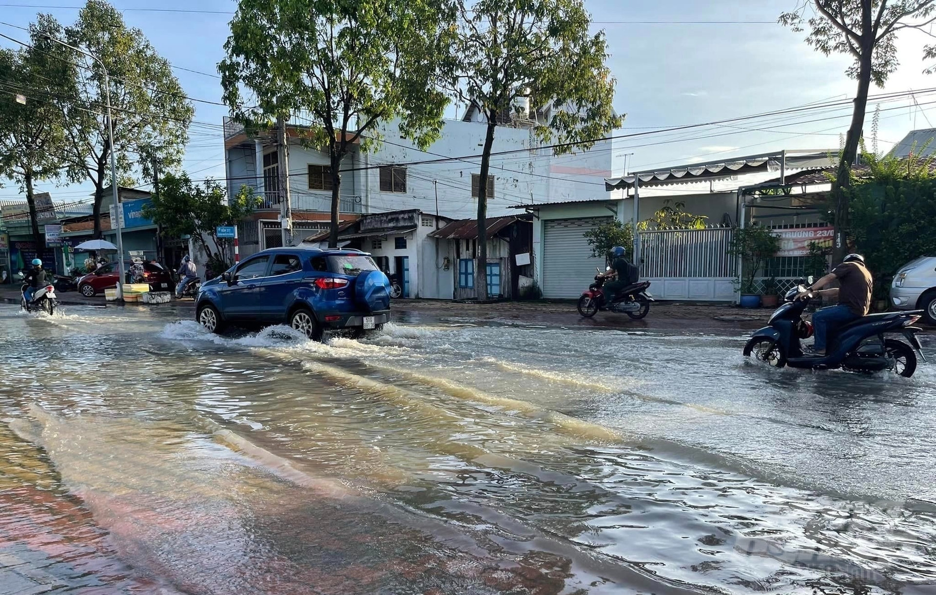 Nhiều đoạn đường tại Bình Dương biến thành sông mỗi khi trời mưa. Ảnh: Trần Trung.