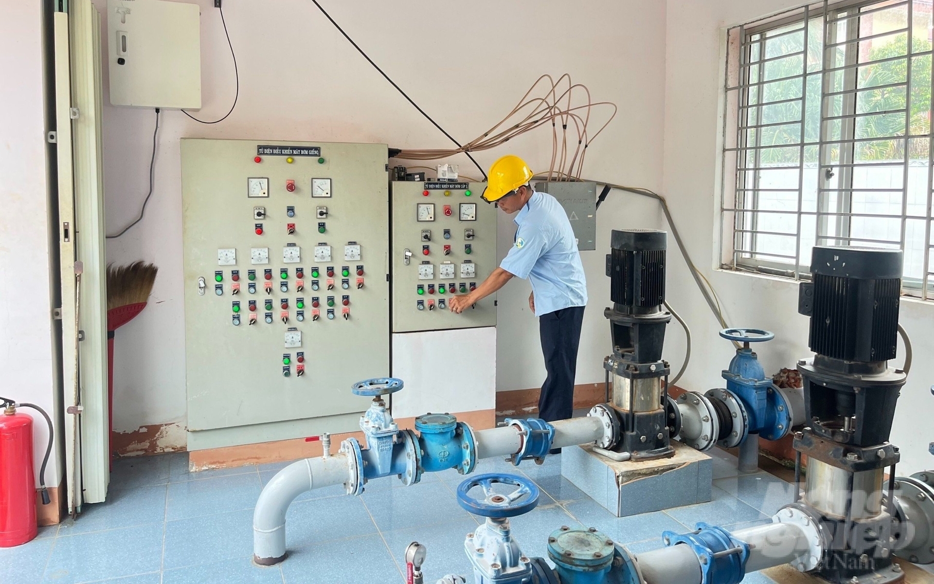 Officials of the Center for Investment, Irrigation Exploitation and Rural Clean Water of Binh Duong province operate the centralized water supply station. Photo: Tran Trung.