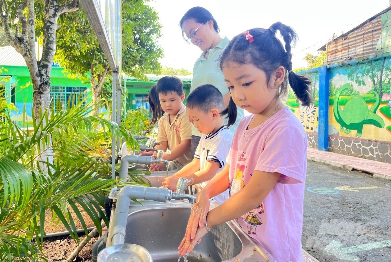 People are excited to use clean water, contributing to achieving the national goal of building new rural areas. Photo: Tran Trung.