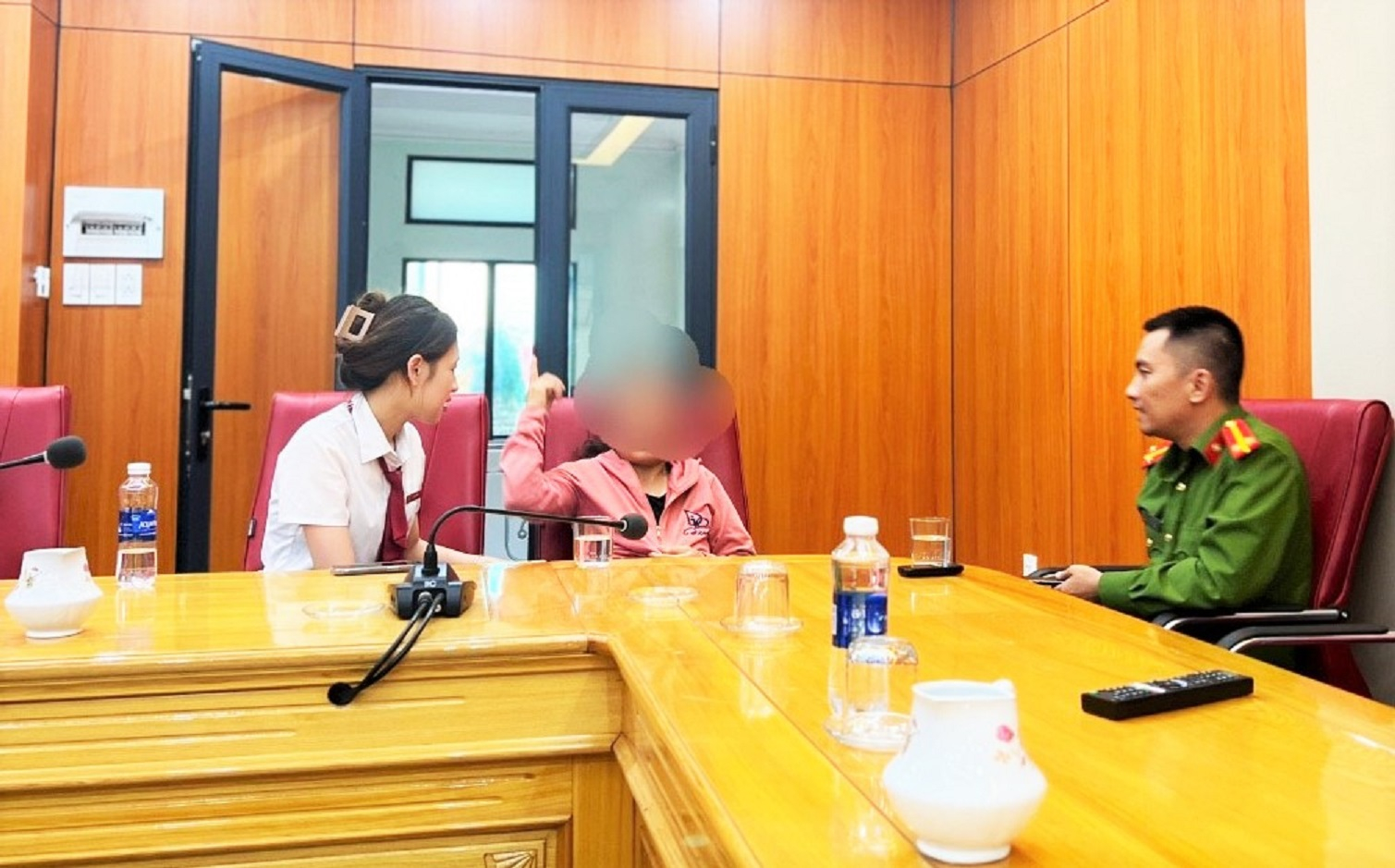 Một khách hàng ở huyện Thạch Hà may mắn không bị lừa mất oan số tiền 250 triệu đồng. Ảnh: Hưng Phúc.
