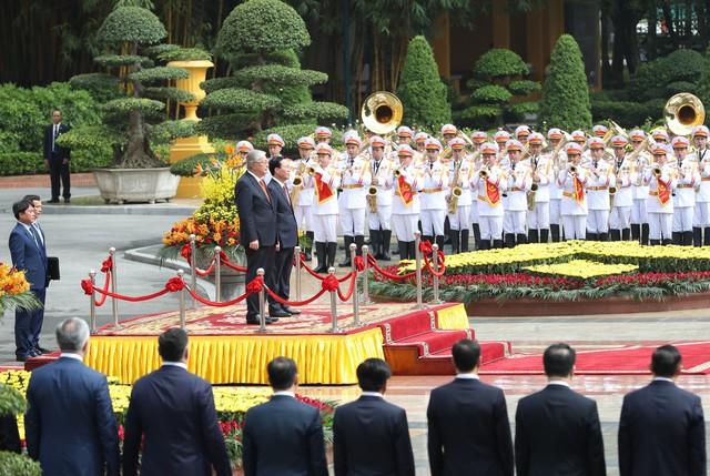 Đây là lần đầu tiên Tổng thống Kassym - Jomart Tokayev đến Việt Nam trên cương vị mới, cũng là chuyến thăm đầu tiên của một Tổng thống Kazakhstan trong 12 năm qua. Ảnh: VGP/Nhật Bắc.