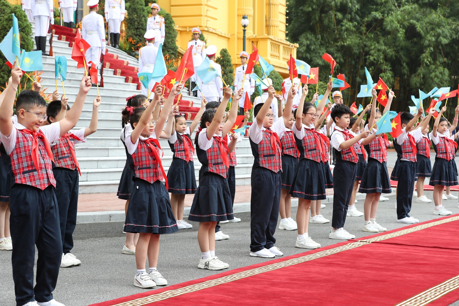 Thiếu nhi Thủ đô nồng nhiệt chào đón Đoàn. Ảnh: VGP/Nhật Bắc.