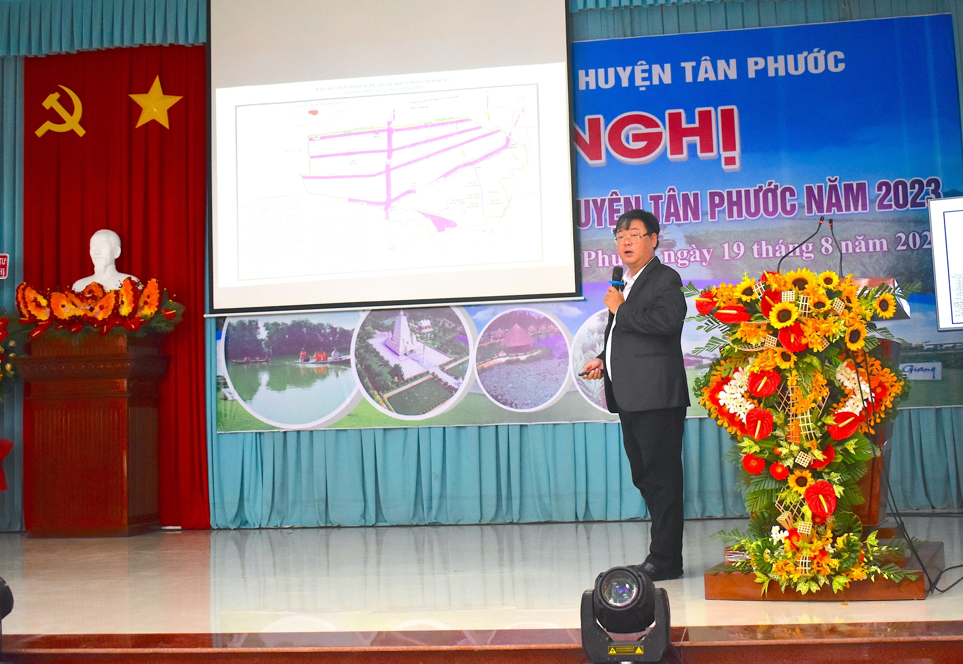 Mr. Tran Hoang Phong, Chairman of the Tan Phuoc District People's Committee introduced investment opportunities in the district. Photo: Huu Duc.