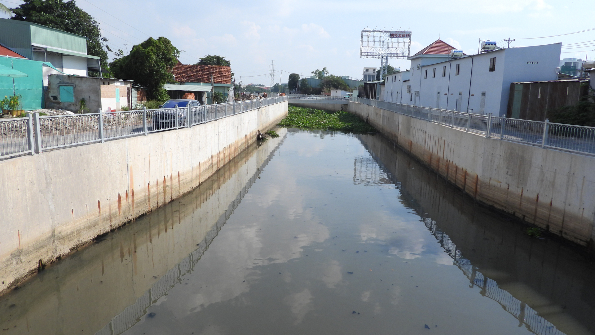 Một đoạn tuyến kênh tại khu vực cầu Ông Bố thuộc TP. Thuận An được nâng cấp. Ảnh: Trần Trung.