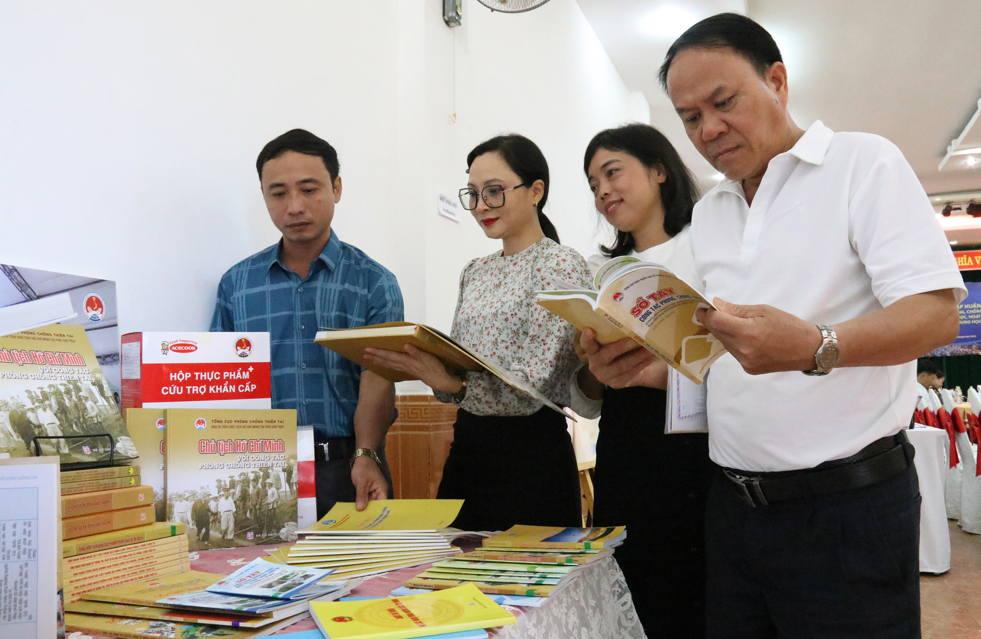 The training aims to guide full-time officials, administrators, and teachers of secondary schools in five Central Highlands provinces to integrate knowledge of disaster prevention and control, environmental protection, and climate change into the program. educational subjects and activities for secondary school students. Photo: Quang Yen.