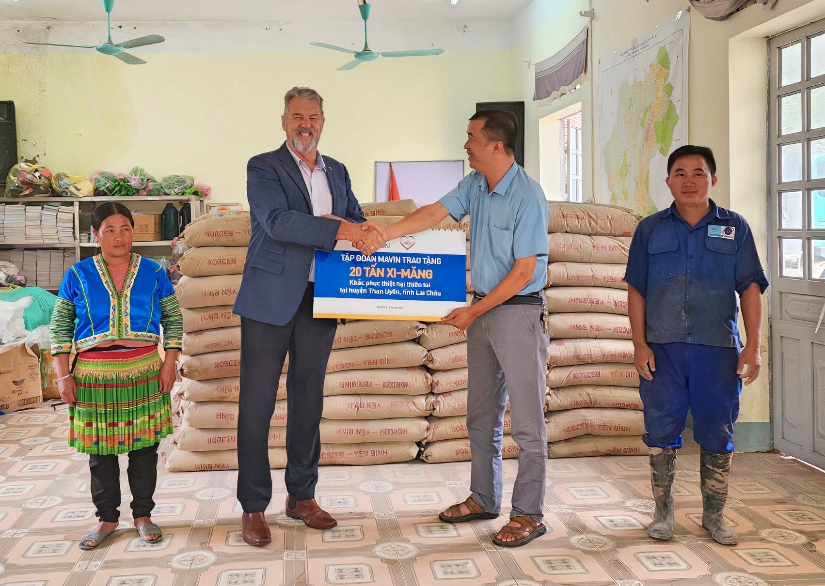 Ông David John Whitehead, Chủ tịch HĐQT Tập đoàn Mavin trao tặng quà hỗ trợ đồng bào huyện Than Uyên khắc phục hậu quả do thiên tai gây ra.