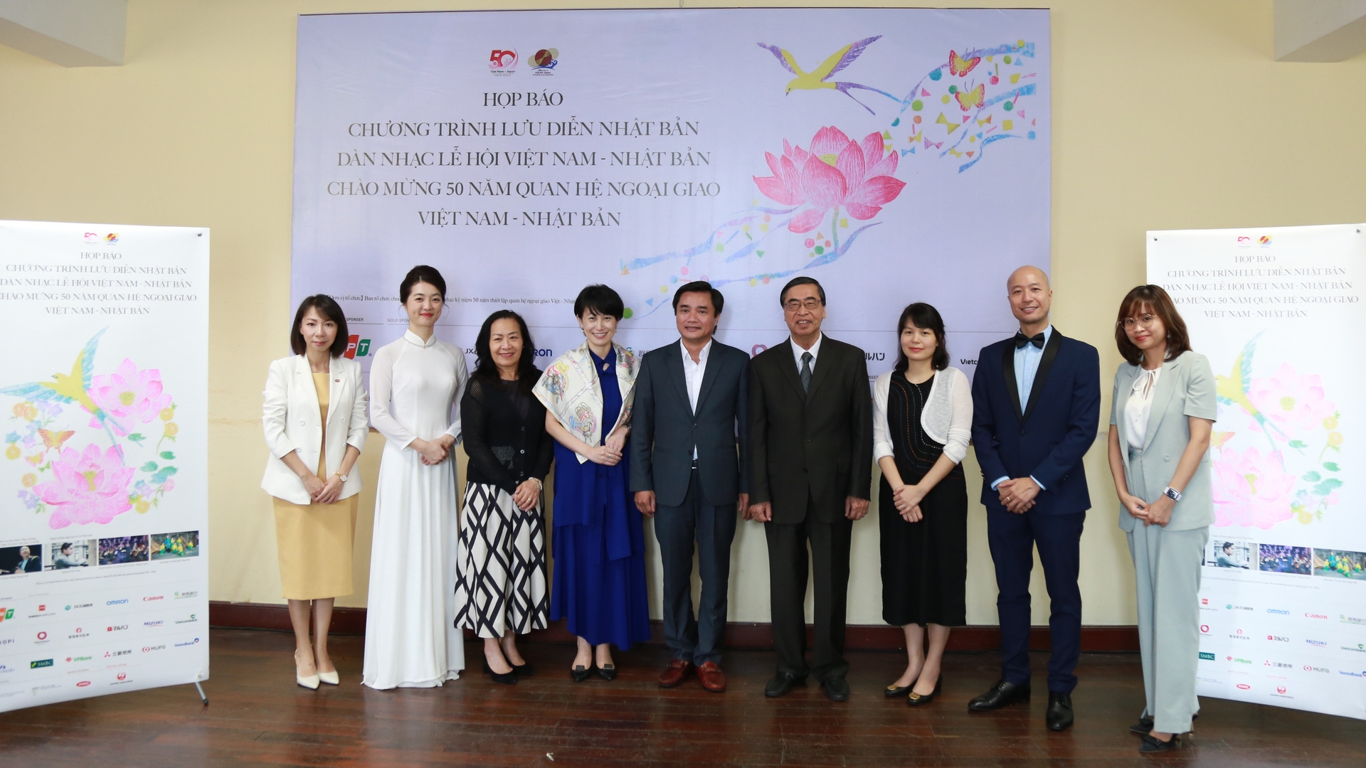 Dàn nhạc giao hưởng lễ hội Việt - Nhật với 60 nghệ sĩ sẽ có buổi lưu diễn tại 'Đất nước mặt trời mọc' vào tháng 10, hướng đến kỷ niệm 50 năm thiết lập ngoại giao Việt Nam - Nhật Bản.  