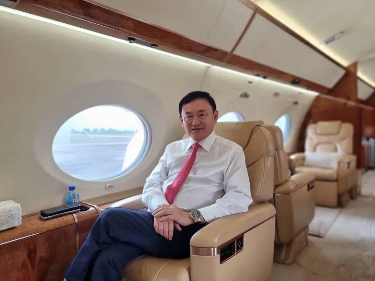 Cựu Thủ tướng Thái Lan Thaksin Shinawatra trên chuyên cơ riêng từ Singapore về nước, sau 15 năm sống lưu vong. Ảnh: Reuters.