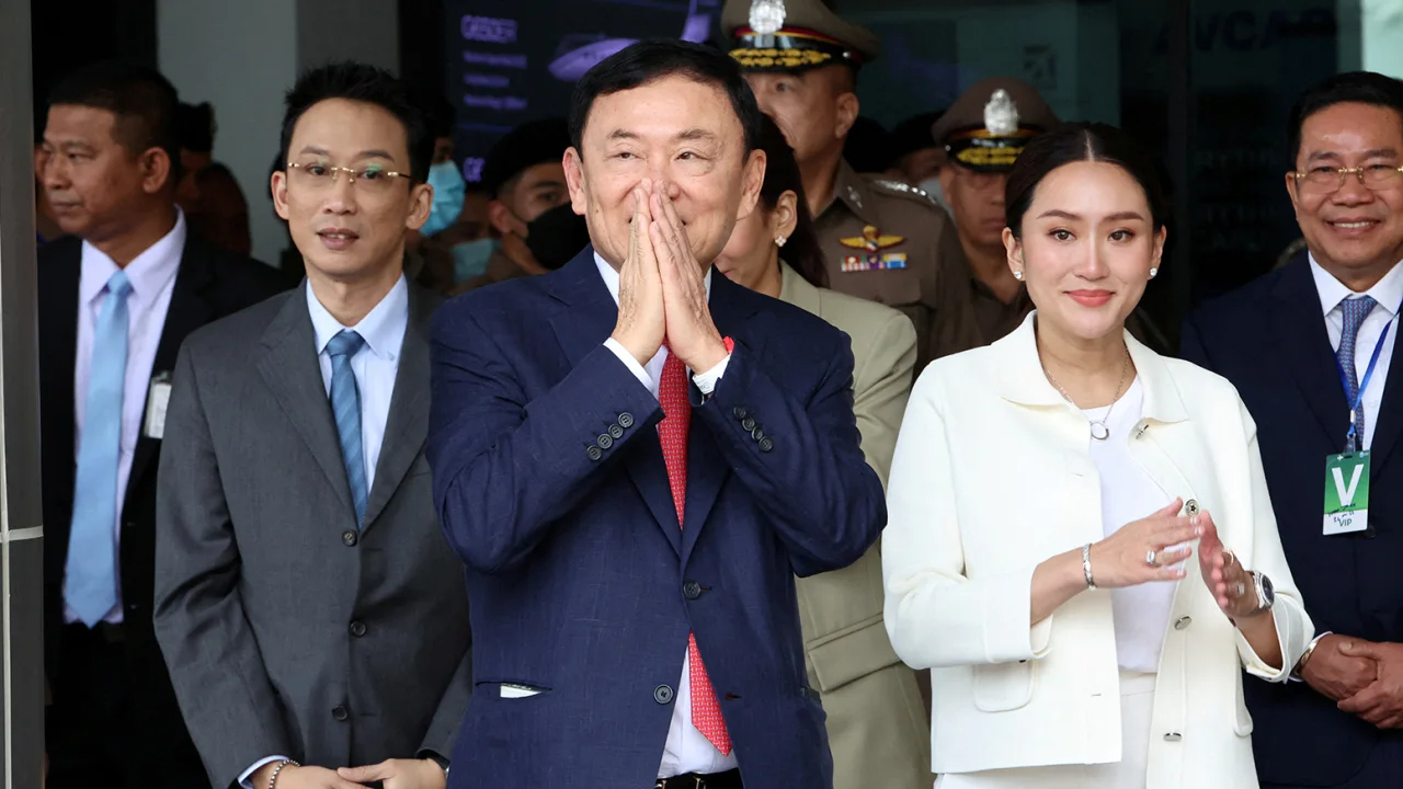 Cựu Thủ tướng Thái Lan Thaksin Shinawatra bên cạnh con trai Panthongtae Shinawatra và con gái Paetongtarn Shinawatra tại sân bay Don Mueang ở Bangkok, Thái Lan ngày 22/8. Ảnh: CNN. 
