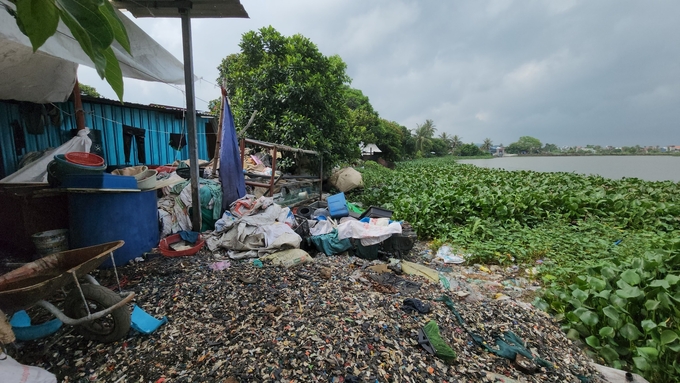 Tái chế nhựa ven bờ sông Đa Độ tại khu vực phường Tràng Minh, quận Kiến An diễn ra hàng chục năm nay. Ảnh: Đinh Mười.