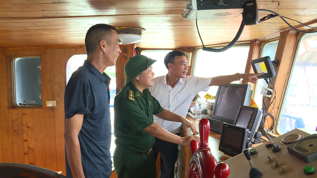 The functional forces coordinated to check the monitoring equipment of fishing vessels on the high seas. Photo: Hai Ha.
