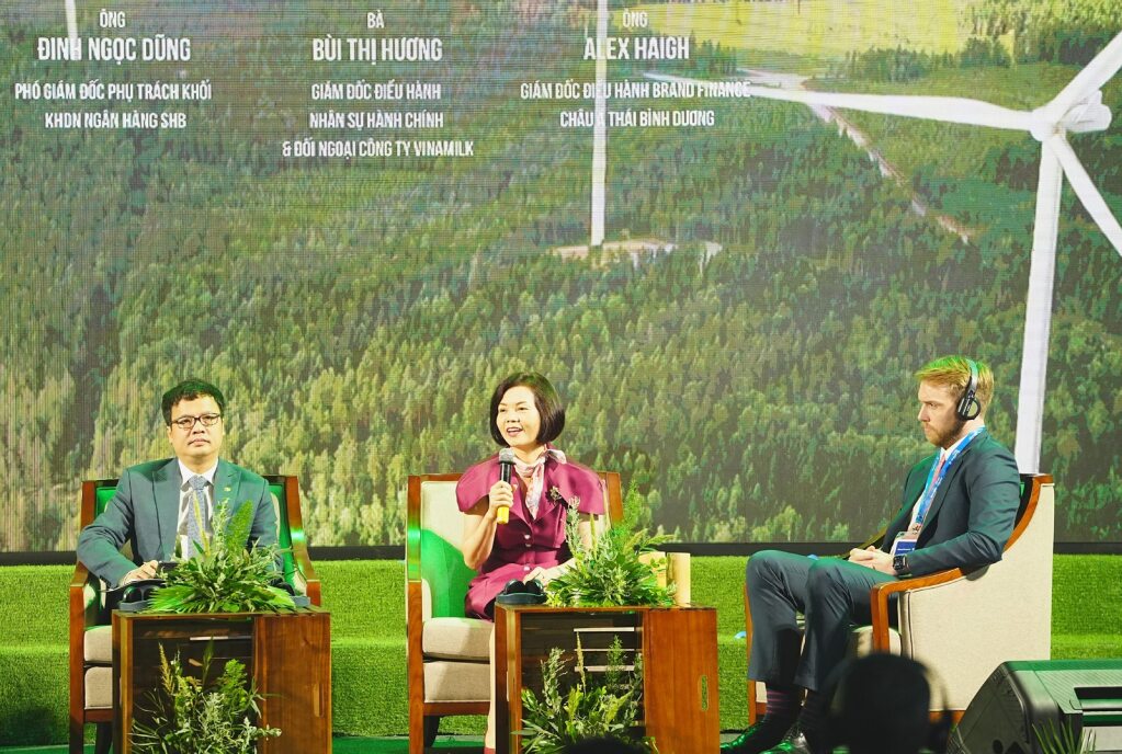 Bà Bùi Thị Hương, Giám đốc điều hành Nhân sự, Hành chính & Đối ngoại Vinamilk (ngồi giữa), chia sẻ tại tọa đàm về hành trình 'xanh hóa' và 'trẻ hóa' thương hiệu của Vinamilk.