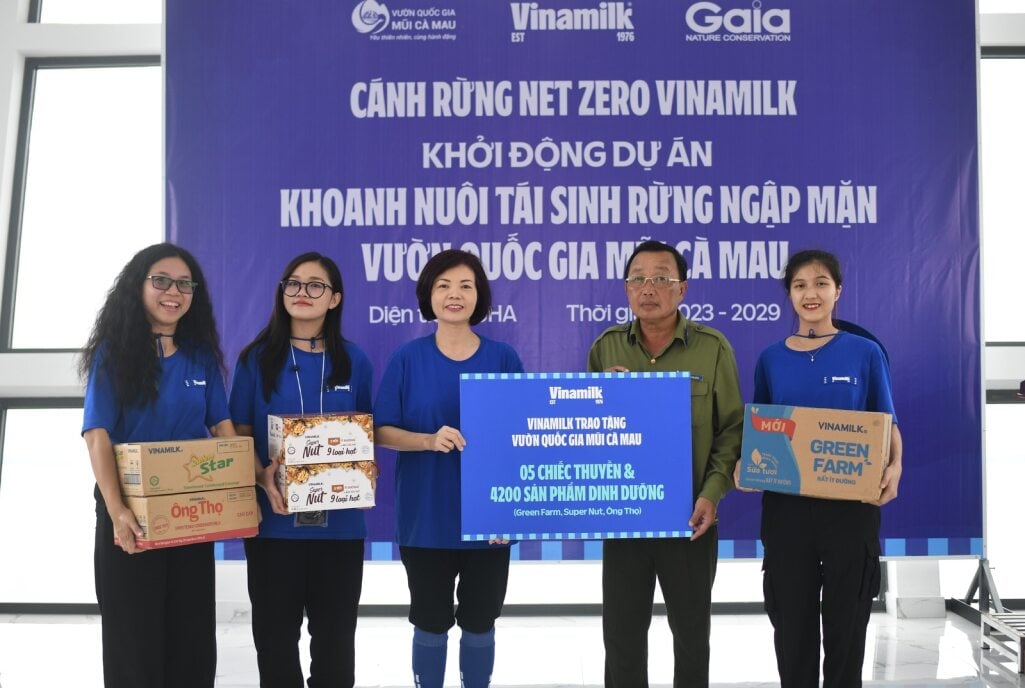 Bà Bùi Thị Hương (thứ ba từ trái qua), Giám đốc điều hành Vinamilk, đại diện trao tặng 5 chiếc thuyền và 4.200 sản phẩm dinh dưỡng cho đại diện Vườn quốc gia Mũi Cà Mau.
