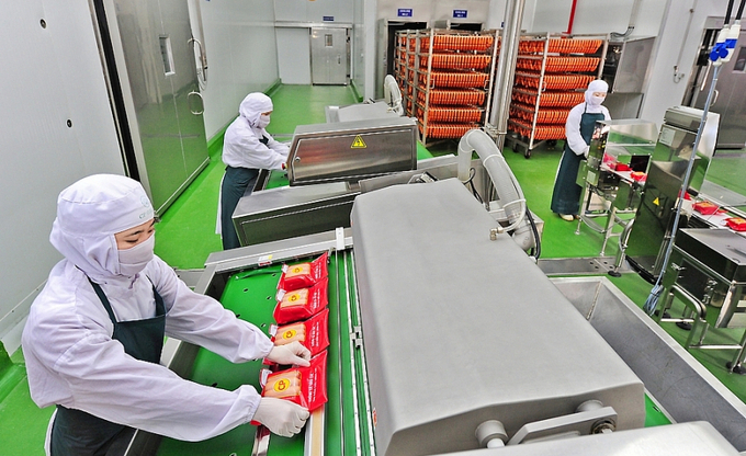 C.P. Vietnam Livestock Joint Stock Company has about 33,000 employees, including 18,000 workers, the rest are officers and professional staff. Photo: N.H.