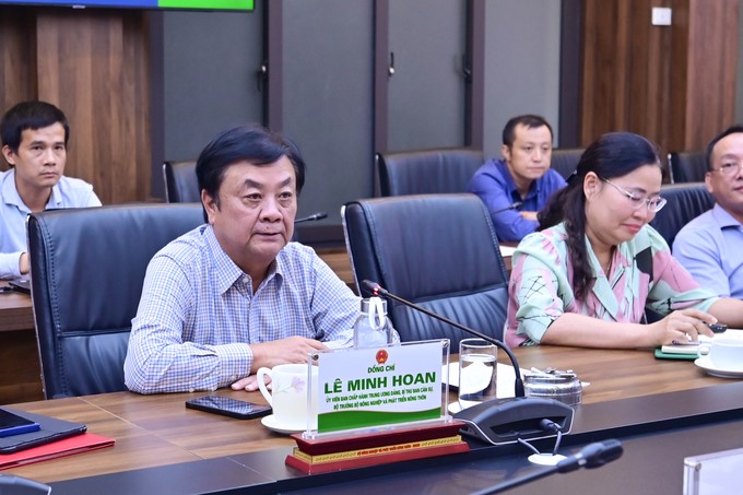 Minister Le Minh Hoan emphasized the need for a suitable approach to bring the power of science to farmers. Photo: Tung Dinh.