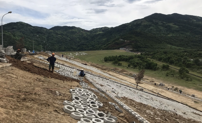 Hồ Hoa Sơn đang triển khai thi công gia cố mái hạ lưu đập bằng tấm bê tông lục lăng. Ảnh: KS.