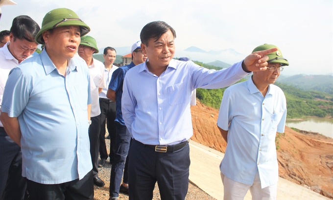 The delegation checked the construction progress of items at Canh Tang reservoir in Lac Son district (Hoa Binh). Photo: Trung Quan.