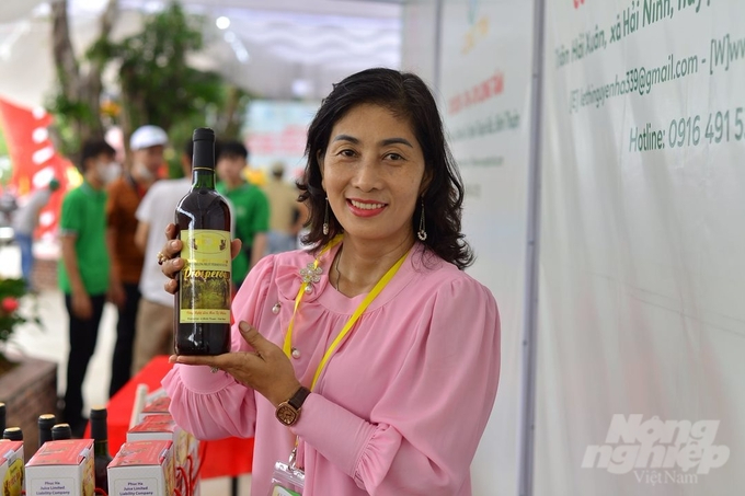 Prosperous fermented red dragon fruit juice product of Phuc Ha Company meets 4-star OCOP standard. Photo: Minh Hau.