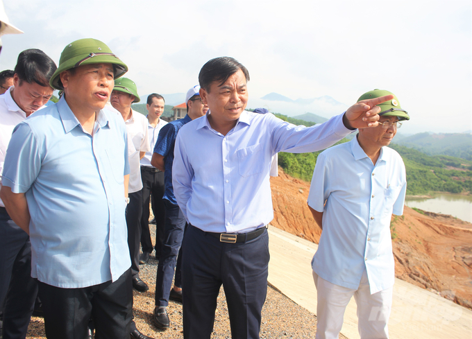 Đoàn công tác kiểm tra tiến độ thi công các hạng mục tại hồ chứa nước Cánh Tạng tại huyện Lạc Sơn (Hòa Bình). Ảnh: Trung Quân.