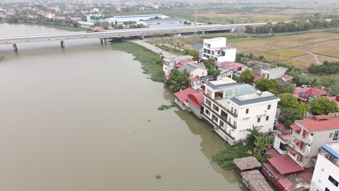 Restaurants and houses were built on the Da Do River in Kien Thuy district. Photo: Dinh Muoi.