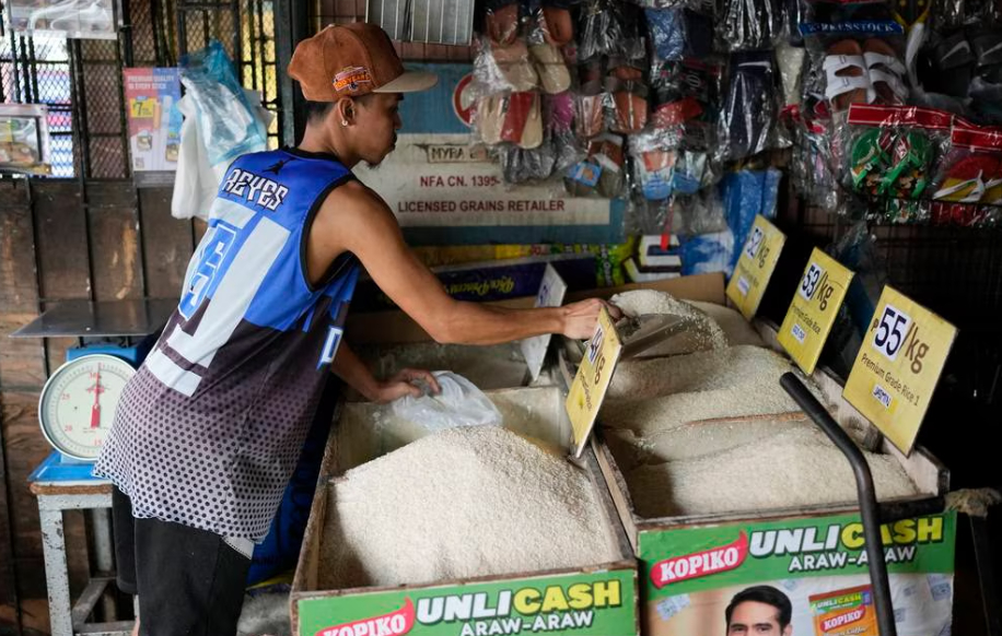 A vendor sells rice at a store in Quezon city, Philippines, on Monday, Aug. 14, 2023. Countries worldwide are scrambling to secure rice after a partial ban on exports by India cut supplies by roughly a fifth. Photo: Aaron Favila/AP