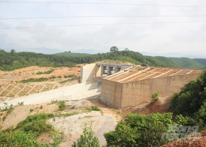 Deputy Minister Nguyen Hoang Hiep requested the Project Management Board develop a plan to complete the construction of canals by June 30, 2026, so the works can be used. Photo: Trung Quan.