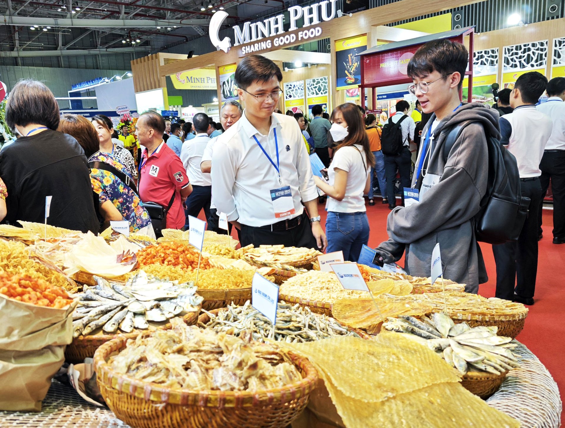 Khách hàng tham quan một gian hàng hải sản ở Vietfish 2023. Ảnh: Sơn Trang.