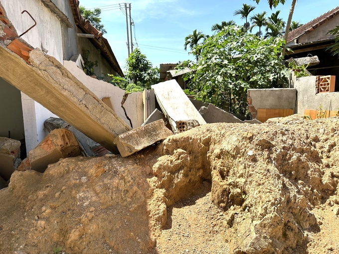Những mảng bê tông bị gãy đổ do sạt lở núi ở thị trấn Di Lăng. Ảnh: L.K.