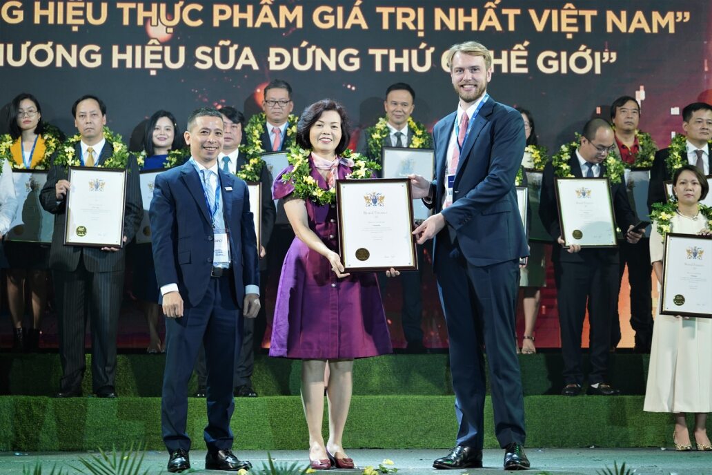 Mrs. Bui Thi Huong, CEO of Vinamilk, receiving the certifications from Brand Finance.