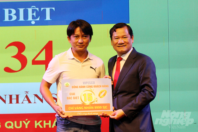 Ông Nguyễn Thân - Tổng Giám đốc Công ty Vipesco trao giải đặc biệt cho khách hàng may mắn trúng thưởng. Ảnh: Minh Sáng.