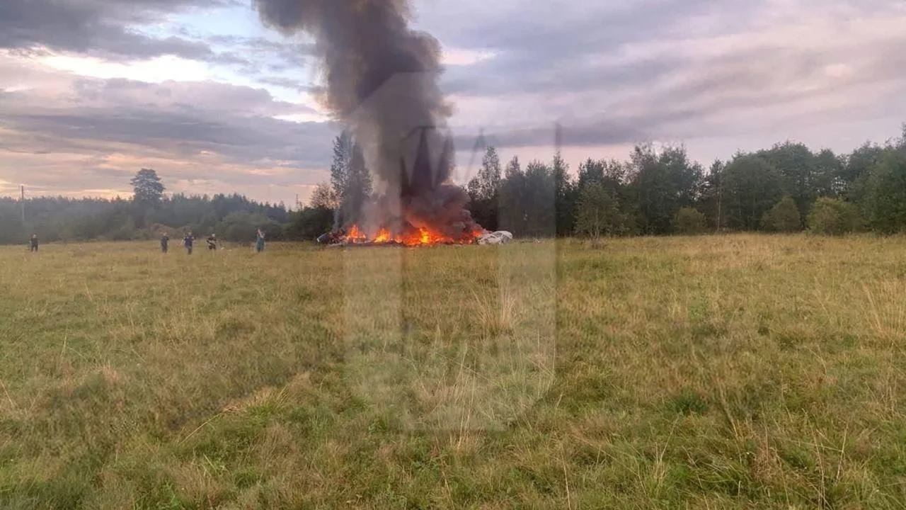 Hiện trường vụ tai nạn, xác máy bay bốc cháy tại khu vực Tver, Nga. Ảnh: Reuters.