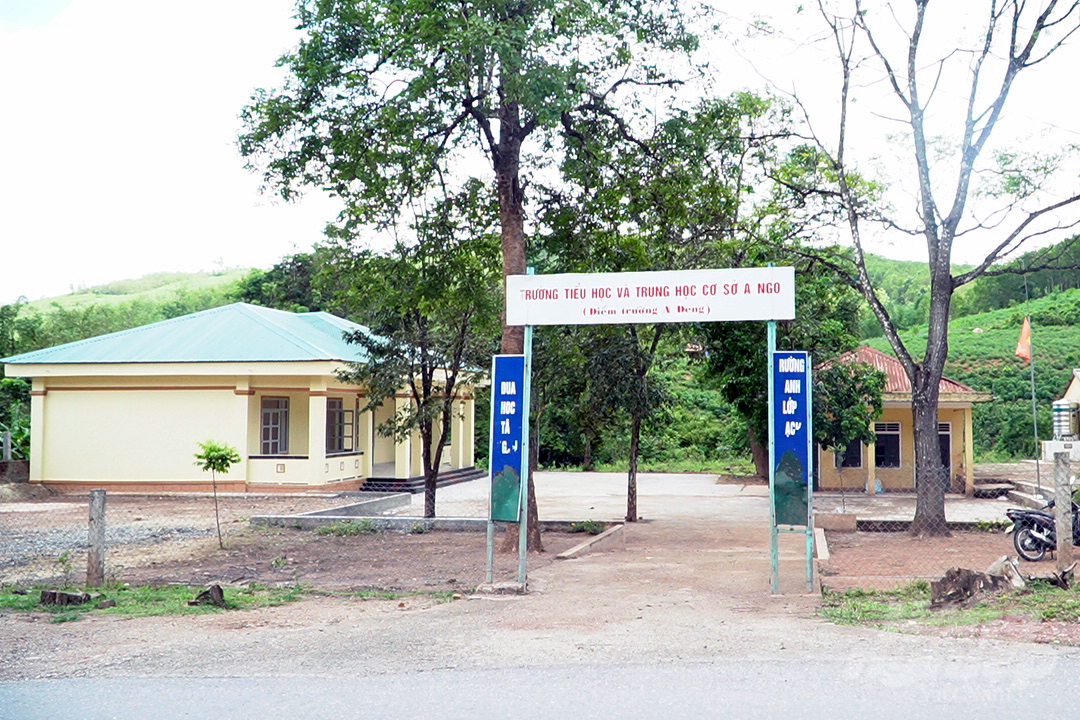 Bãi than của Công ty PTS gần trường học Tiểu học và THCS A Ngo. Ảnh: Võ Dũng.