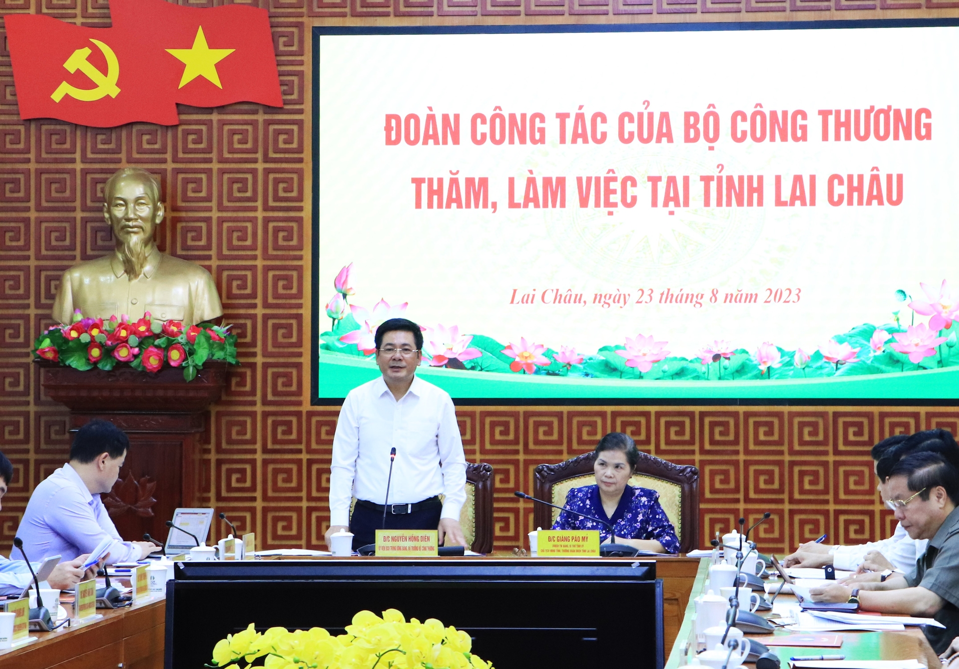 Minister of Industry and Trade Nguyen Hong Dien spoke at the meeting. Photo: C.N.