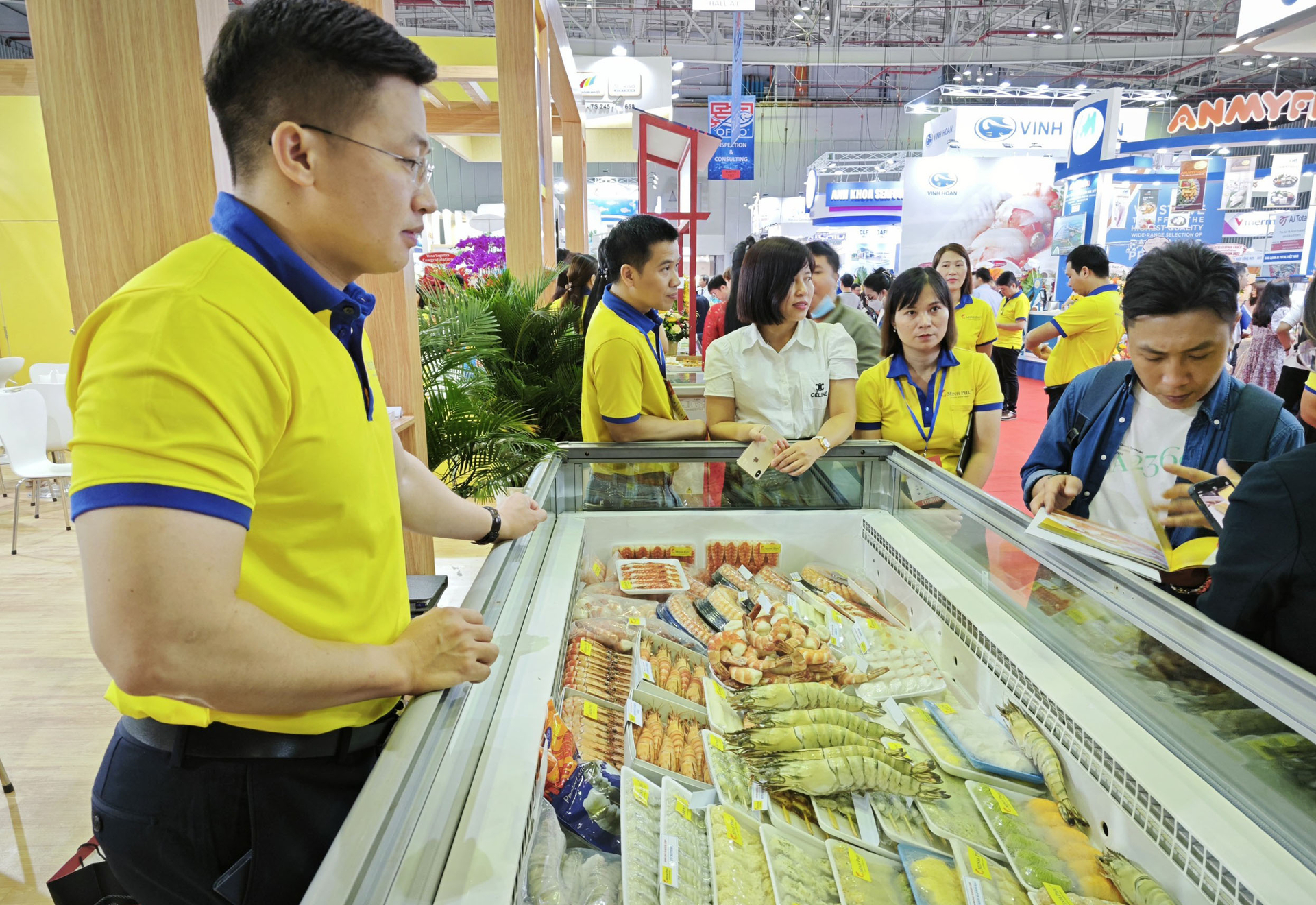 Một gian hàng các sản phẩm tôm Việt Nam tại Vietfish 2023. Ảnh: Sơn Trang.