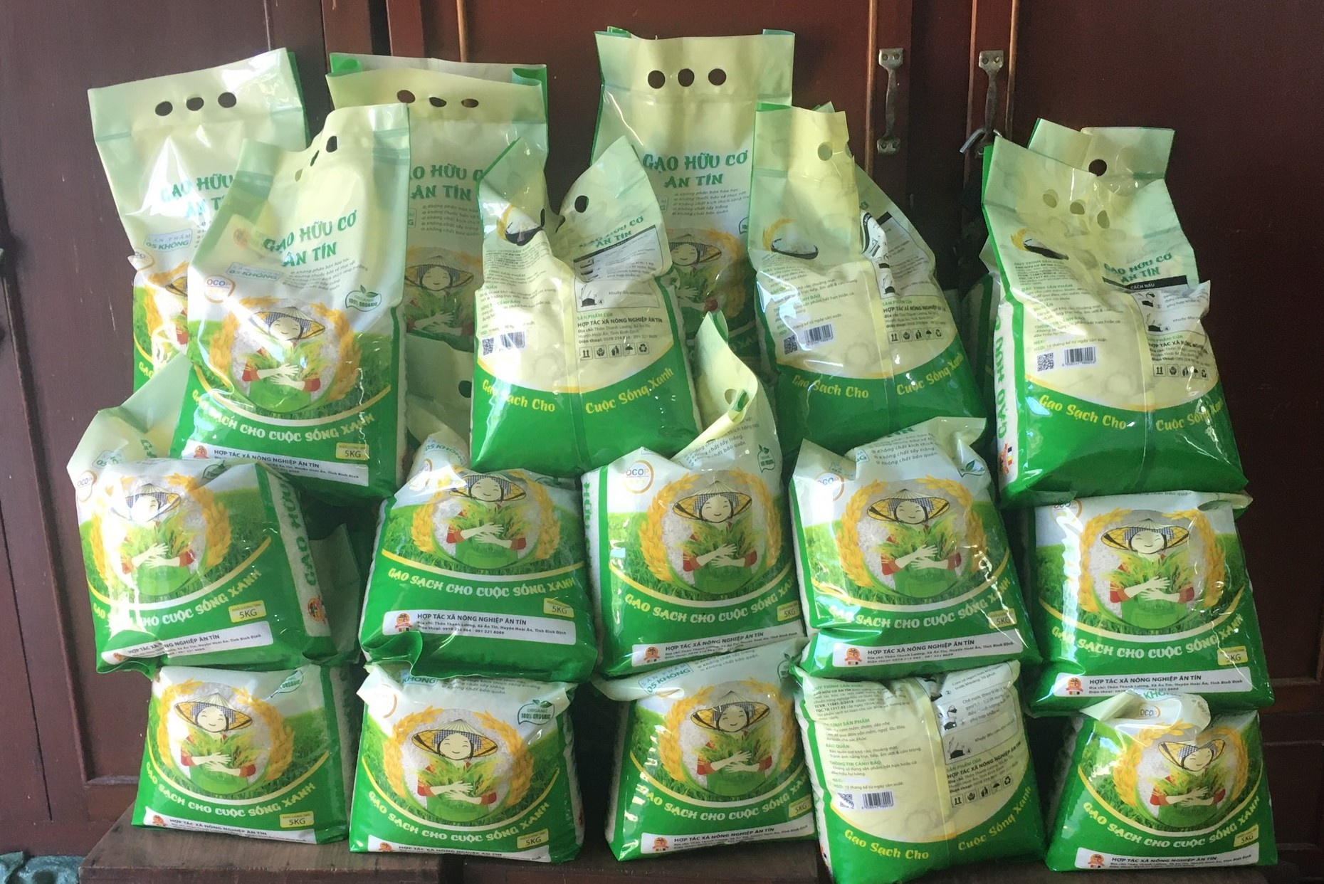 Gạo hữu cơ của HTX Nông nghiệp Ân Tín được bán với giá cao, tiêu thụ mạnh tại thị trường trong và ngoài tỉnh. Ảnh: V.Đ.T.