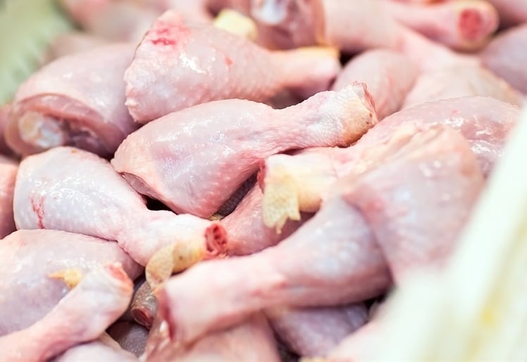 Thịt gà nhập khẩu giá rẻ gây áp lực lớn lên sản xuất gia cầm trong nước vốn đang gặp nhiều khó khăn về đầu ra. Ảnh: HT.