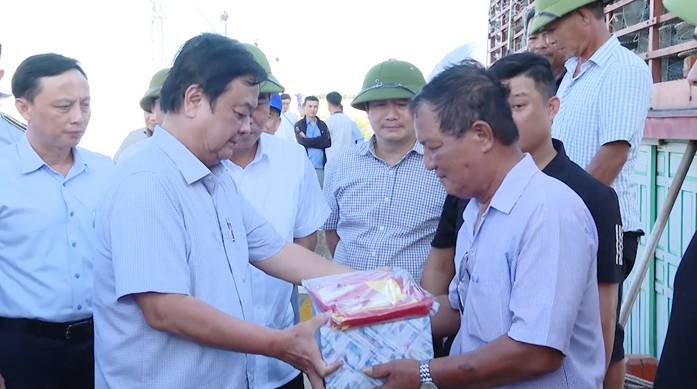 Bộ trưởng Lê Minh Hoan tặng quà cho ngư dân xã Bảo Ninh. Ảnh: N.Tâm.