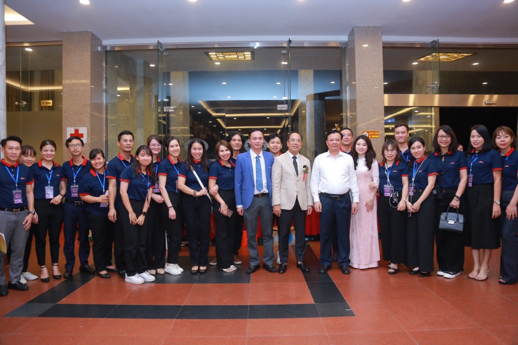 Bí thư Thành ủy Hà Nội Đinh Tiến Dũng (áo trắng) chụp ảnh lưu niệm cùng Ban Tổ chức chương trình nghệ thuật 'Ơn nghĩa sinh thành' 2023.