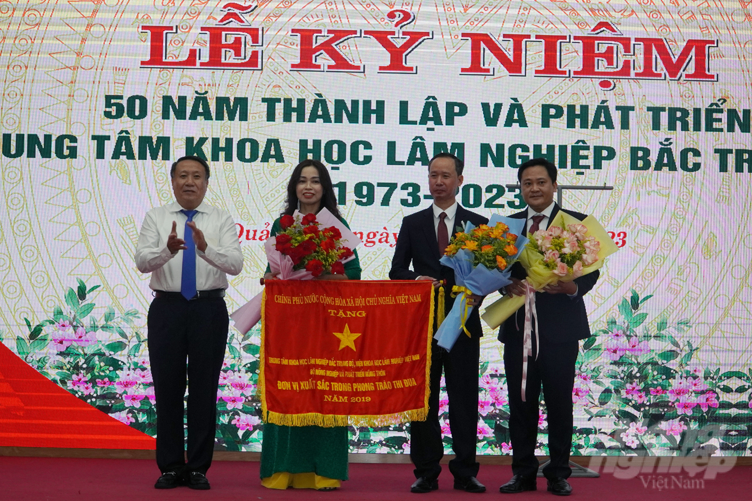 Trung tâm Khoa học lâm nghiệp Bắc Trung bộ vinh dự nhận Cờ thi đua của Thủ tướng Chính phủ, Bộ trưởng Bộ NN-PTNT và UBND tỉnh Quảng Trị. Ảnh: Võ Dũng.
