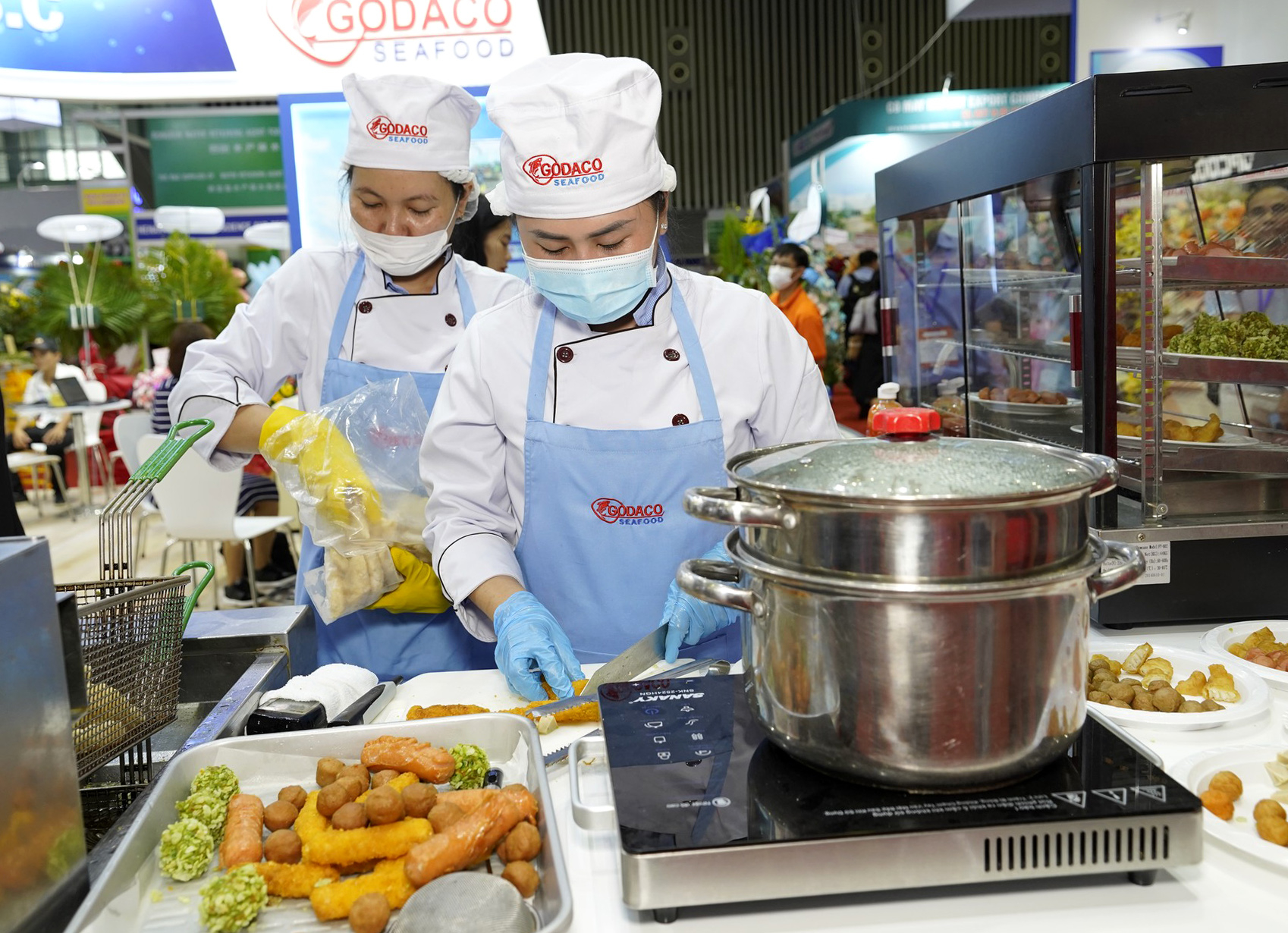 Processing deep-processed dishes from seafood to invite customers to try at a booth at Vietfish 2023. Photo: Son Trang.