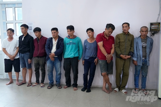 Nhóm 9 đối tượng 'cẩu tặc' bị bắt giữ tại Cơ quan CSĐT Công an thị xã Phú Mỹ. Ảnh: Cơ quan công an cung cấp.